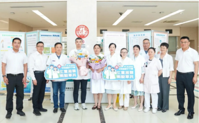 我区开展庆祝第九个"中国医师节"走访慰问