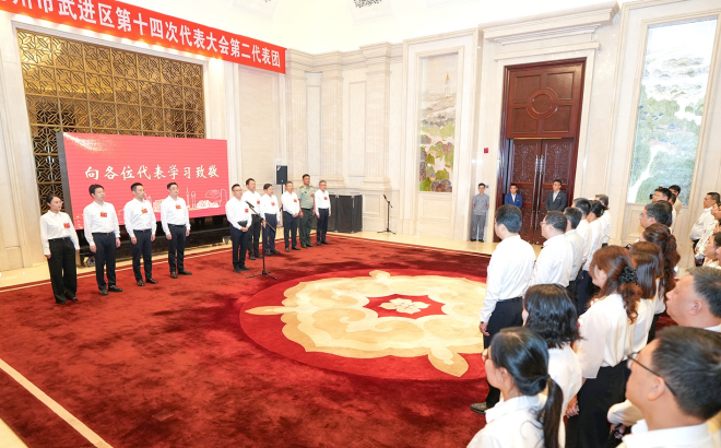 区第十四次党代会主席团常务委员会委员看望党代表