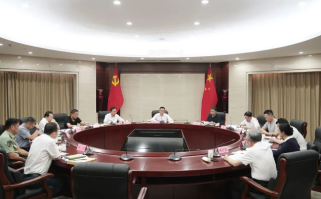 区委理论学习中心组举行专题学习会