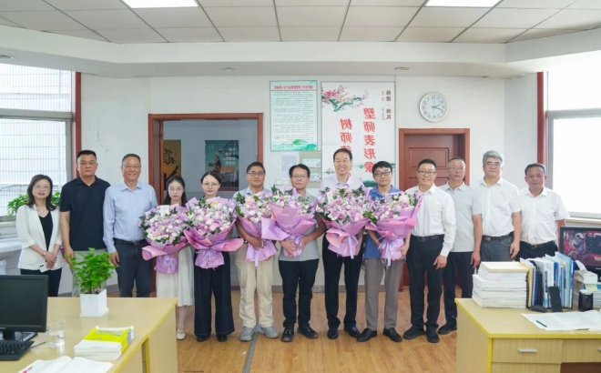 区四套班子领导开展庆祝第42个教师节走访慰问活动